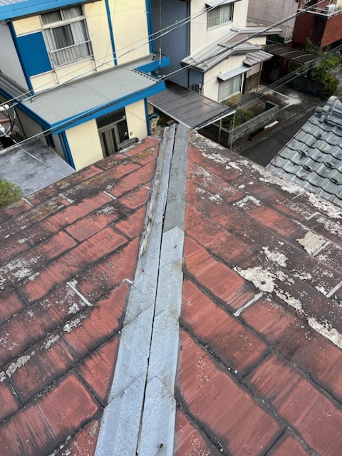羽島市で行った屋根調査、棟板金を固定する釘が浮いていました
